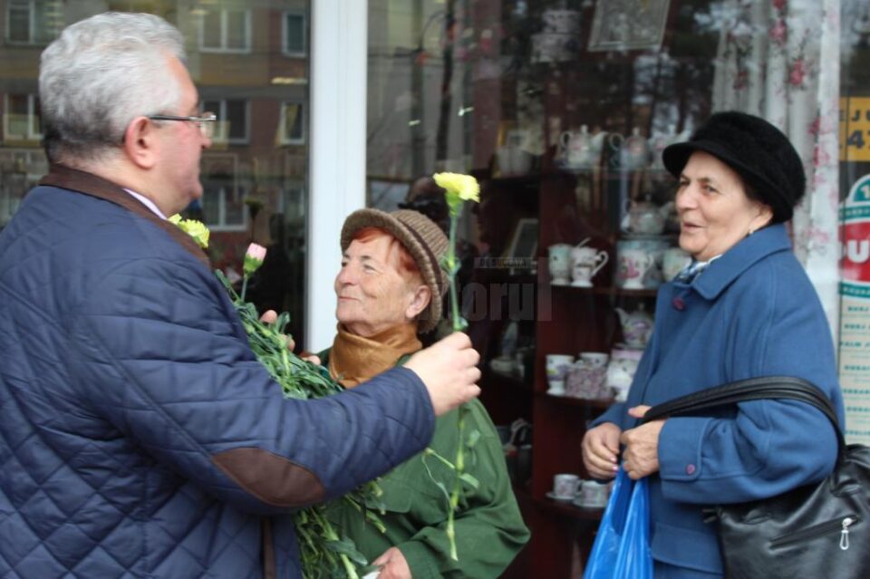 Primarul Ion Lungu a împărțit flori sucevencelor