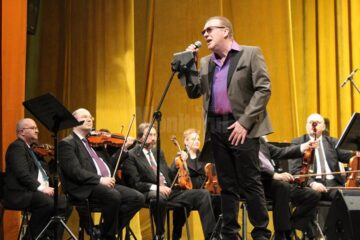 Solistul Gabriel Cotabiță, întâmpinat de suceveni cu ovații și aplauze la scenă deschisă
