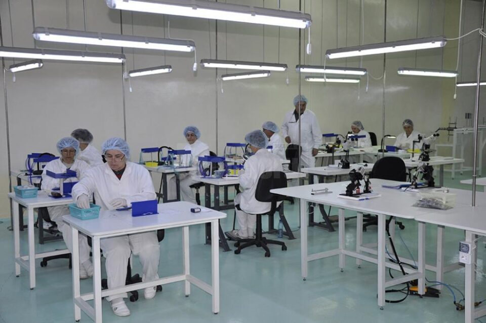 Peste 70 de salariați ai fabricii de seringi din Suceava au fost trimiși în șomaj