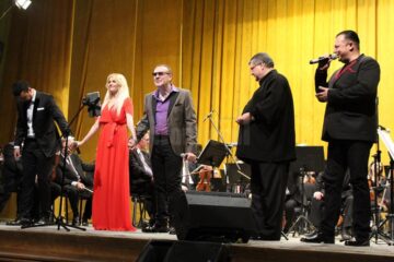 Solistul Gabriel Cotabiță, întâmpinat de suceveni cu ovații și aplauze la scenă deschisă