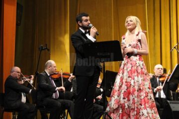 Solistul Gabriel Cotabiță, întâmpinat de suceveni cu ovații și aplauze la scenă deschisă