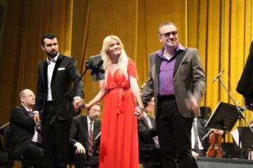 Solistul Gabriel Cotabiță, întâmpinat de suceveni cu ovații și aplauze la scenă deschisă
