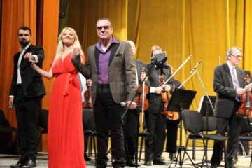 Solistul Gabriel Cotabiță, întâmpinat de suceveni cu ovații și aplauze la scenă deschisă