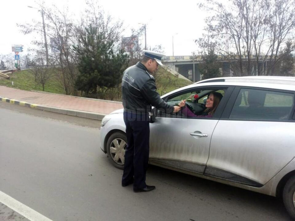 Ca în fiecare an, polițiștii au împărțit flori și doamnelor de la volan