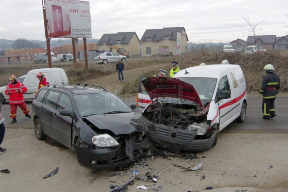 Impactul dintre cele două mașini a fost violent