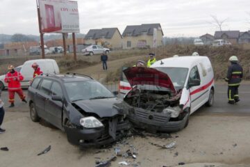 Impactul dintre cele două mașini a fost violent