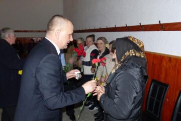 Viorel Cucu le-a oferit flori femeilor din Adâncata