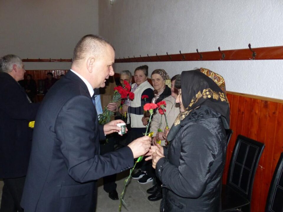 Viorel Cucu le-a oferit flori femeilor din Adâncata