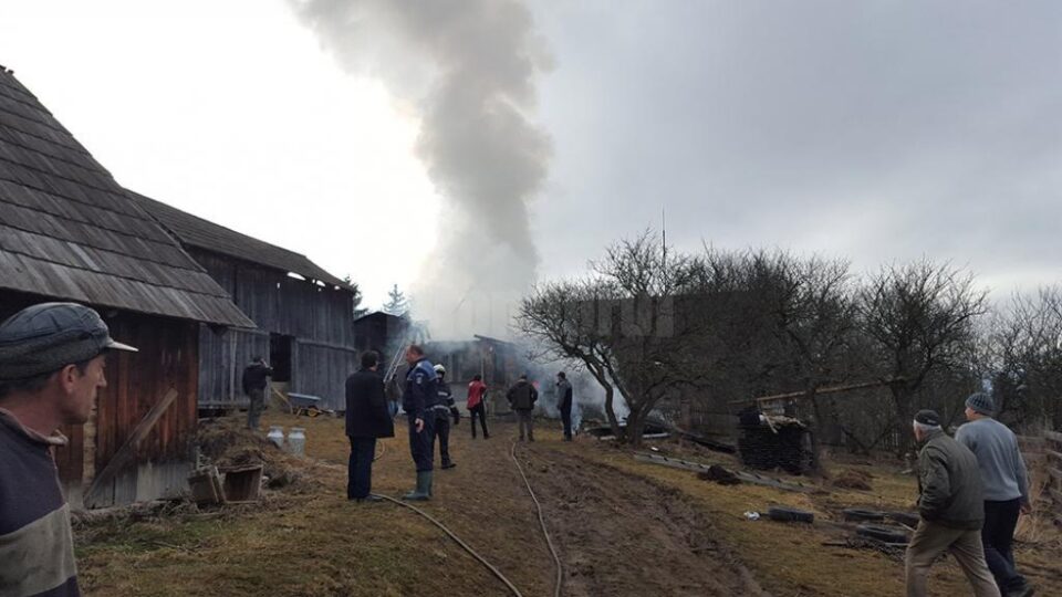Accesul pompierilor în zonă s-a făcut greu din cauza pantei abrupte
