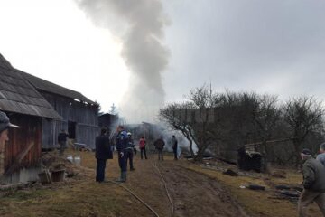 Accesul pompierilor în zonă s-a făcut greu din cauza pantei abrupte