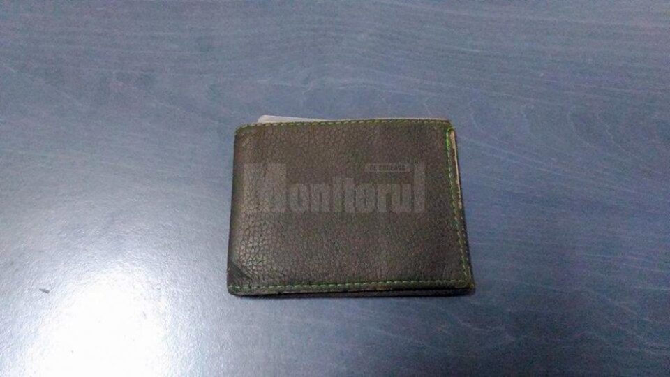 În loc să ducă portofelul la poliție sau să-l predea proprietarului, bărbatul l-a „dijmuit”, iar cu banii găsiți în interior și-a cumpărat țigări și alimente