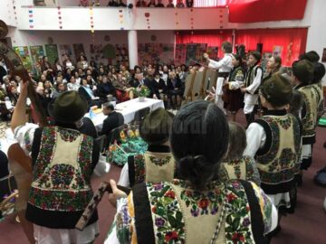 Expoziții de artă plastică, lansări de carte, recitaluri de poezie, momente folclorice la Casa de Cultură din Cajvana