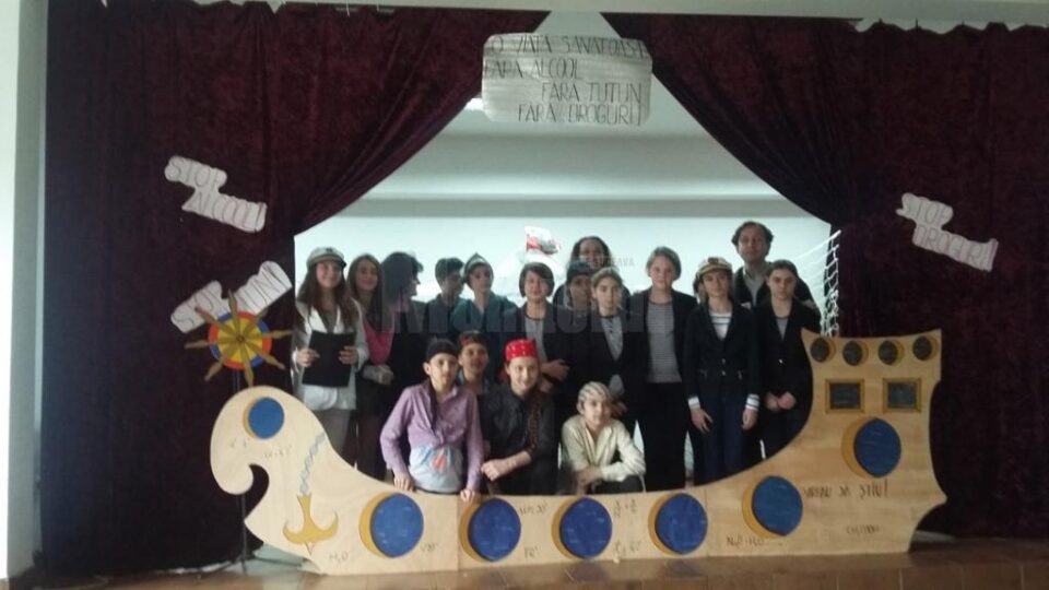 La finalul acțiunii, trupa de teatru a școlii, Trupa Spin, a prezentat în sala Căminului Cultural piesa ,,Vaporul Speranței” La finalul acțiunii, trupa de teatru a școlii, Trupa Spin, a prezentat în sala Căminului Cultural piesa ,,Vaporul Speranței”