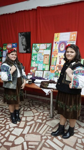 Expoziții de artă plastică, lansări de carte, recitaluri de poezie, momente folclorice la Casa de Cultură din Cajvana