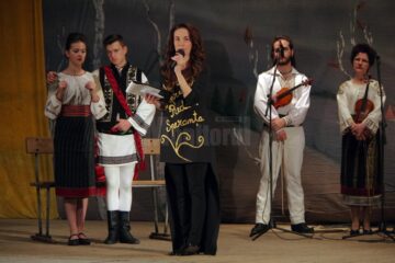 Peste 9.000 de lei adunați pentru Violeta Catargiu, bolnavă de cancer, în urma unui spectacol caritabil desfășurat pe scena suceveană