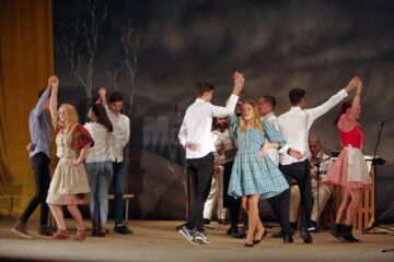 Peste 9.000 de lei adunați pentru Violeta Catargiu, bolnavă de cancer, în urma unui spectacol caritabil desfășurat pe scena suceveană