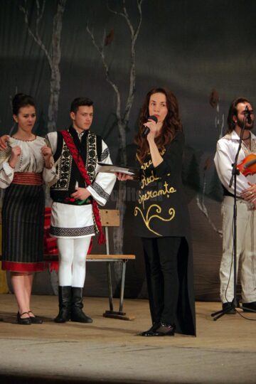 Peste 9.000 de lei adunați pentru Violeta Catargiu, bolnavă de cancer, în urma unui spectacol caritabil desfășurat pe scena suceveană