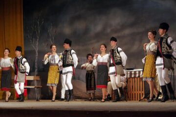 Peste 9.000 de lei adunați pentru Violeta Catargiu, bolnavă de cancer, în urma unui spectacol caritabil desfășurat pe scena suceveană