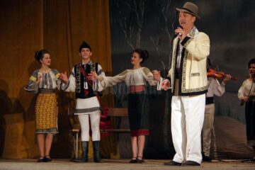 Peste 9.000 de lei adunați pentru Violeta Catargiu, bolnavă de cancer, în urma unui spectacol caritabil desfășurat pe scena suceveană