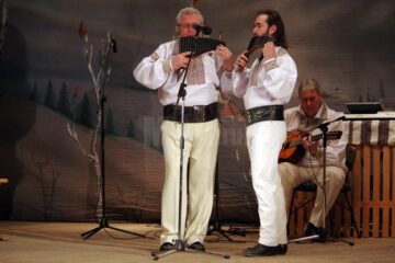 Peste 9.000 de lei adunați pentru Violeta Catargiu, bolnavă de cancer, în urma unui spectacol caritabil desfășurat pe scena suceveană