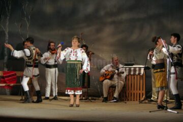 Peste 9.000 de lei adunați pentru Violeta Catargiu, bolnavă de cancer, în urma unui spectacol caritabil desfășurat pe scena suceveană