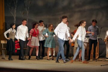 Peste 9.000 de lei adunați pentru Violeta Catargiu, bolnavă de cancer, în urma unui spectacol caritabil desfășurat pe scena suceveană