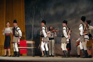 Peste 9.000 de lei adunați pentru Violeta Catargiu, bolnavă de cancer, în urma unui spectacol caritabil desfășurat pe scena suceveană