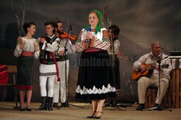 Peste 9.000 de lei adunați pentru Violeta Catargiu, bolnavă de cancer, în urma unui spectacol caritabil desfășurat pe scena suceveană