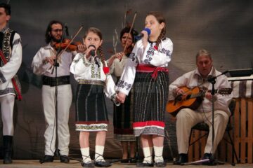 Peste 9.000 de lei adunați pentru Violeta Catargiu, bolnavă de cancer, în urma unui spectacol caritabil desfășurat pe scena suceveană