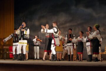 Peste 9.000 de lei adunați pentru Violeta Catargiu, bolnavă de cancer, în urma unui spectacol caritabil desfășurat pe scena suceveană