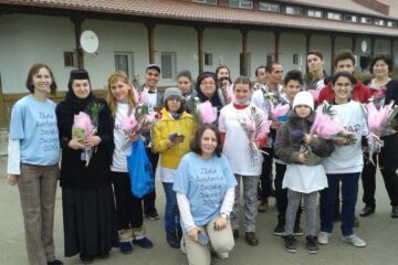 Flori, dulciuri, felicitări pentru bătrânii de la Căminul „Sf. Ioan cel Nou” din partea Fundației FARA
