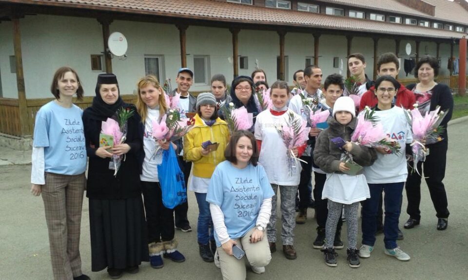 Flori, dulciuri, felicitări pentru bătrânii de la Căminul „Sf. Ioan cel Nou” din partea Fundației FARA