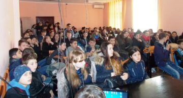 Peste o sută de cărți de prevenire a infracționalității, oferite copiilor de către polițiști