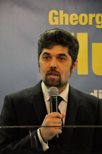 Candidatul PNL la Primăria Fălticeni, lansat sub semnul iubirii și al florii de nu-mă-uita