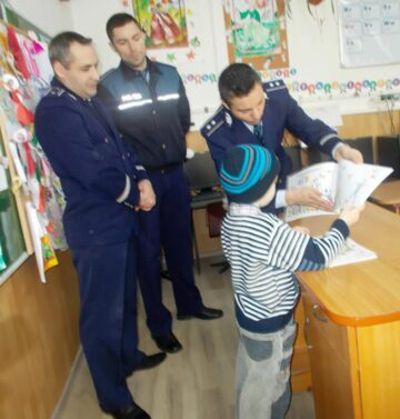 Peste o sută de cărți de prevenire a infracționalității, oferite copiilor de către polițiști