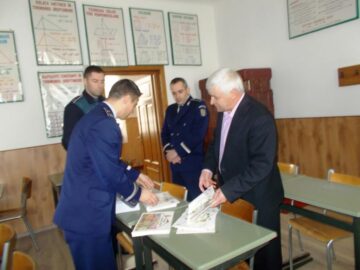 Peste o sută de cărți de prevenire a infracționalității, oferite copiilor de către polițiști