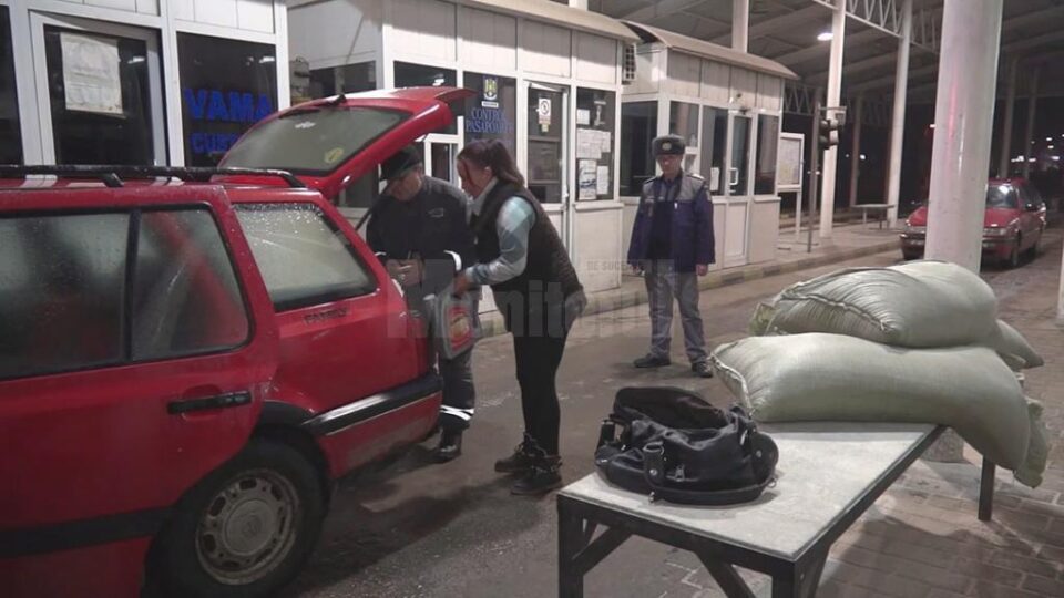 Întreaga marfă a fost descărcată din mașini și controlată în amănunt