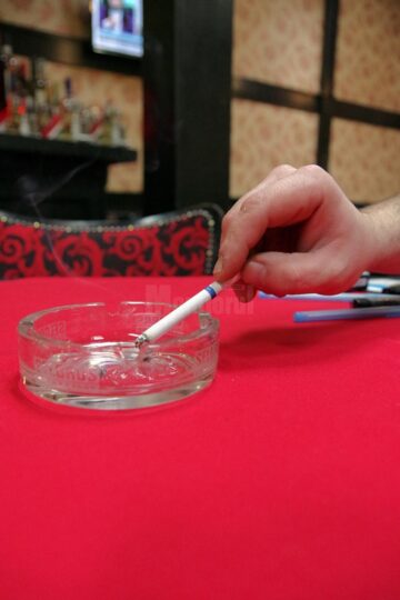 Mâine este ultima zi în care se poate fuma în baruri și restaurante