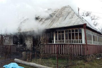 Casa distrusă de flăcări la Băncești, marți dimineată