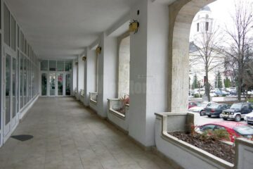 Pe terasa cafenelei Salzburg nu se poate fuma pentru ca are doi pereți și tavan