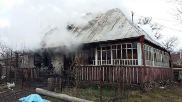 Casa a fost cuprinsă de flăcări aproape în totalitate