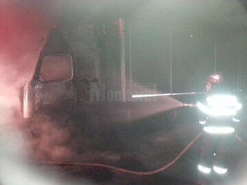 Cabina unui autotren, distrusă de un incendiu în toiul nopții