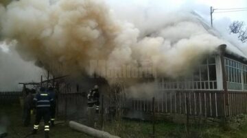 Casa a fost cuprinsă de flăcări aproape în totalitate