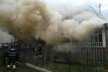 Casa a fost cuprinsă de flăcări aproape în totalitate