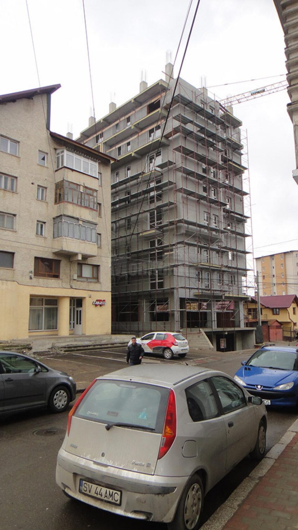 Un investitor din Rădăuți, obligat să demoleze un etaj și balcoanele construite ilegal