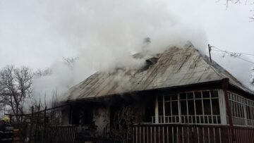 Casa a fost cuprinsă de flăcări aproape în totalitate