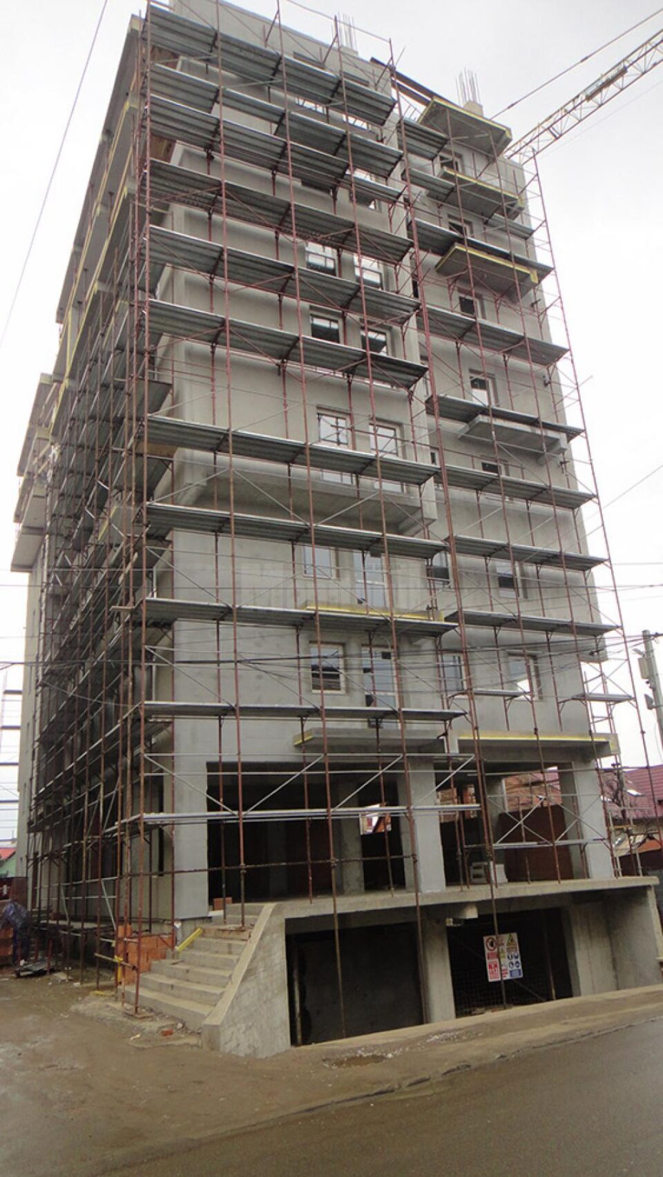 Blocul de pe strada Dimitrie Onciul, în apropiere de sediul Poliției Muncipiului Rădăuți, trebuia să aibă nivelul de înălțime S+P+7 etaje