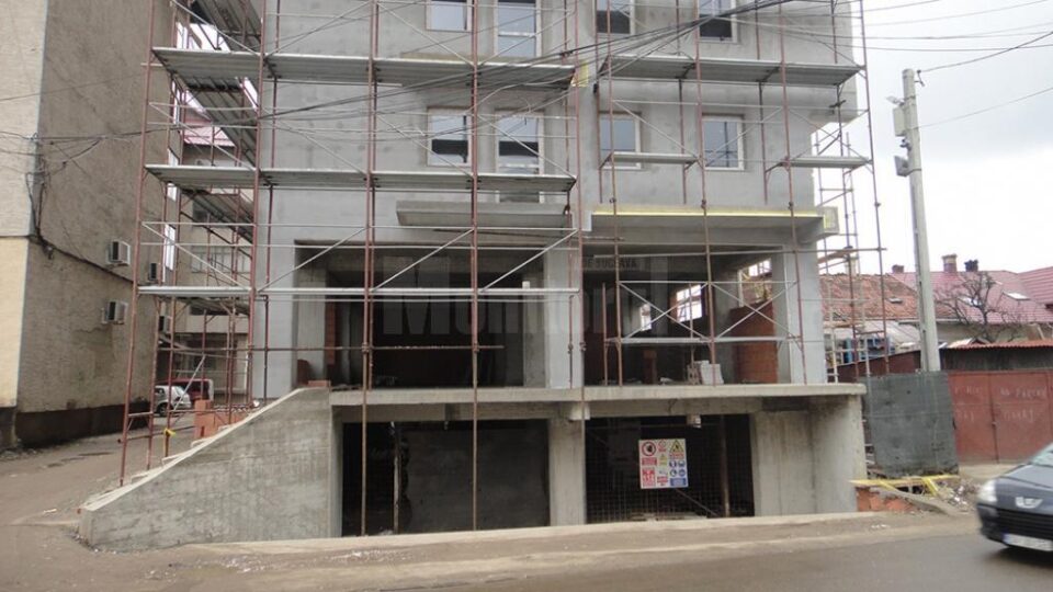 Un investitor din Rădăuți, obligat să demoleze un etaj și balcoanele construite ilegal