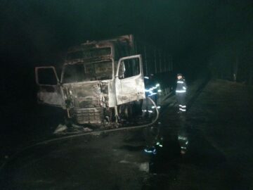 Cabina unui autotren, distrusă de un incendiu în toiul nopții