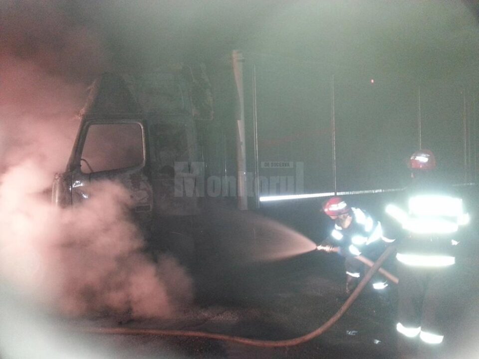 Pompierii au reușit să stingă cabina tirului aprinsă